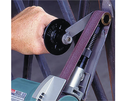 Bandschleifer mit Handgriff in Aktion
