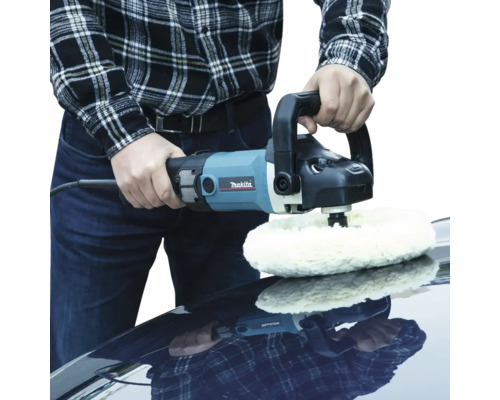 Makita Poliermaschine bei der Anwendung auf einer Autooberfläche.