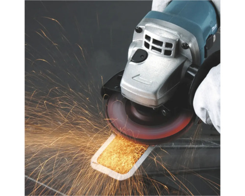 Winkelschleifer beim Bearbeiten von Metall mit Funkenflug