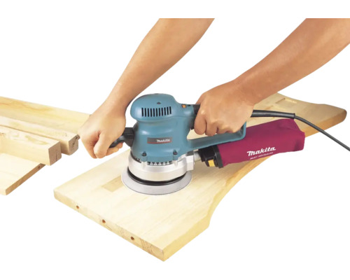 Makita Logo Exzenterschleifer beim Schleifen eines Holzbretts