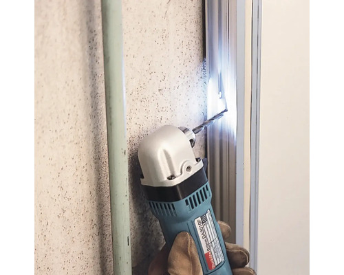 Bohrmaschine beim Bohren eines Lochs in einen Metallrahmen