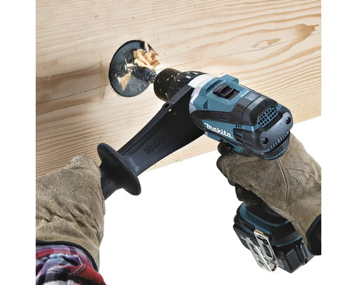 Makita Akku-Bohrmaschine bohrt ein Loch in ein Holzbrett