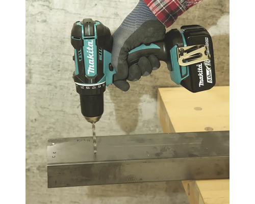 Makita Akku-Bohrschrauber beim Bohren in Metallprofil