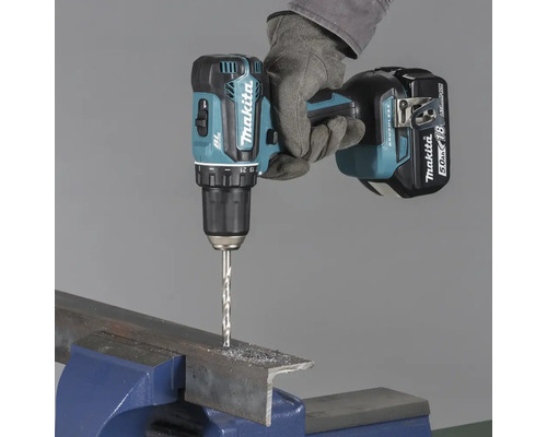 Makita Akku-Bohrschrauber beim Bohren von Metall