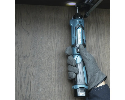 Makita Logo. Nahaufnahme eines Akkuschraubers im Einsatz.