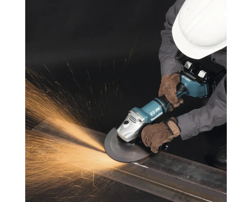 Eine Person schleift mit einem Makita Winkelschleifer Metall, wobei Funken entstehen.