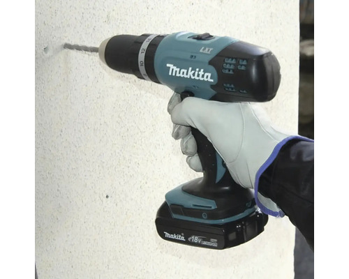 Makita Akku-Bohrschrauber beim Bohren in eine Wand