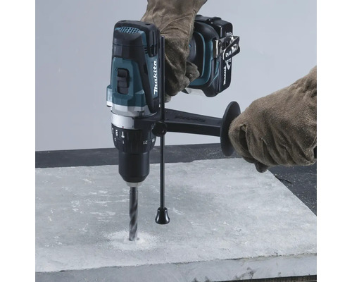 Makita Akku-Bohrhammer beim Bohren in Stein