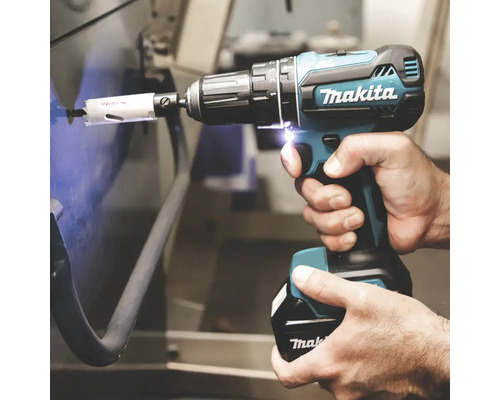 Makita Logo auf einem Akku-Bohrschrauber im Einsatz
