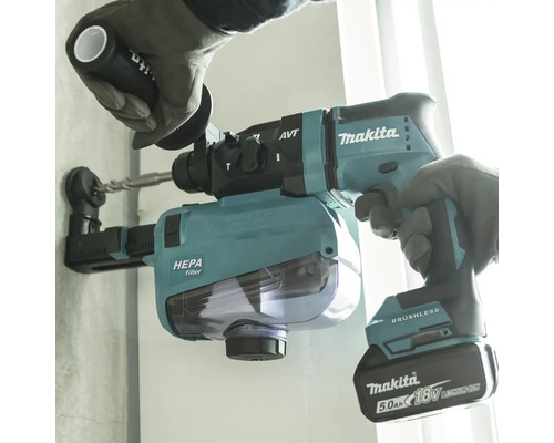 Makita Bohrhammer mit Staubabsaugung im Einsatz