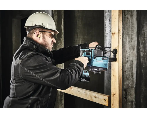 Ein Arbeiter bohrt mit einem Bohrhammer von Makita ein Loch in eine Betonwand