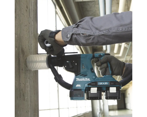 Makita Akku Bohrhammer beim Bohren in eine Betonwand mit Staubabsaugung
