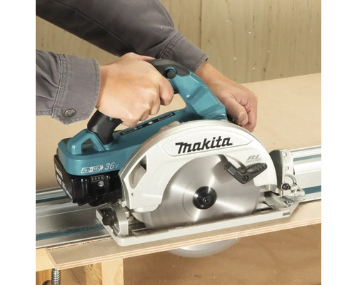 Makita Akku-Kreissäge beim Schneiden von Holz