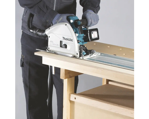 Makita Tauchsäge im Einsatz auf einer Werkbank