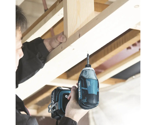 Makita Akku-Schlagschrauber im Einsatz zum Schrauben in Holz