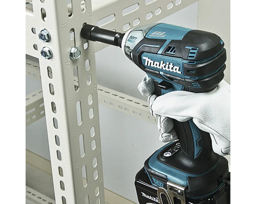 Makita Logo. Ein Akkuschlagschrauber wird verwendet, um eine Schraube in einen Regalboden einzuschrauben.