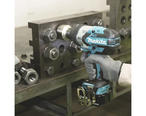 Makita Logo. Akku-Schlagschrauber im Einsatz an Metallkonstruktion mit Schrauben.