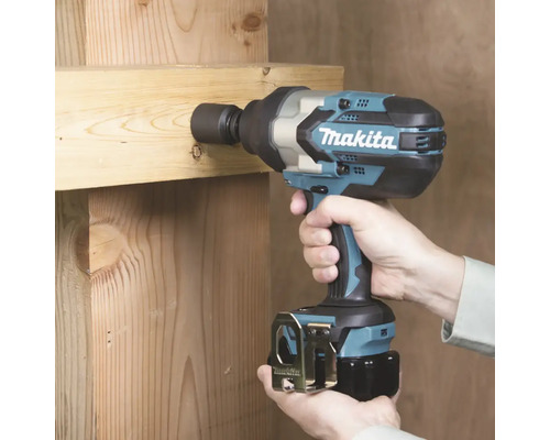 Makita Akku-Drehmomentschlüssel im Einsatz.
