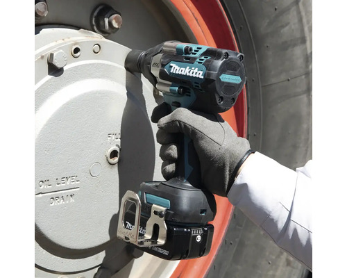 Makita Logo. Akkuschlagschrauber im Einsatz.