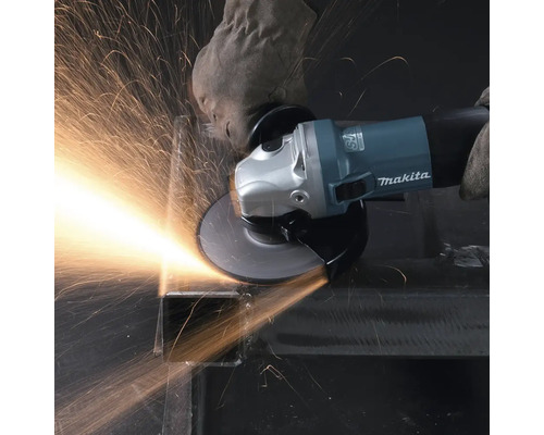 Makita Winkelschleifer im Einsatz beim Schleifen von Metall, wodurch Funken entstehen