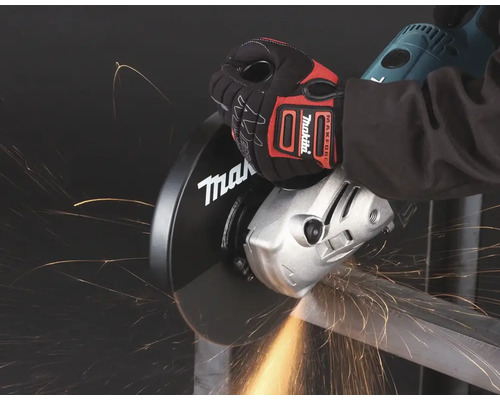 Eine Person benutzt einen Winkelschleifer zum Schneiden von Metall, wobei Funken fliegen und eine Schutzabdeckung vorhanden ist. Makita Logo.