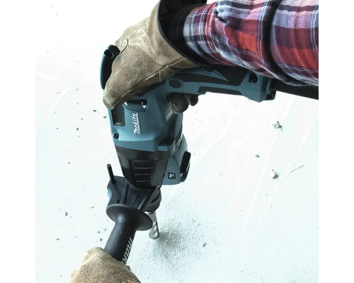 Makita Bohrhammer im Einsatz beim Bohren in Beton