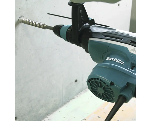 Makita Bohrhammer beim Bohren eines Lochs in eine Betonwand