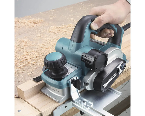 Makita Elektrohobel beim Hobeln eines Holzstücks