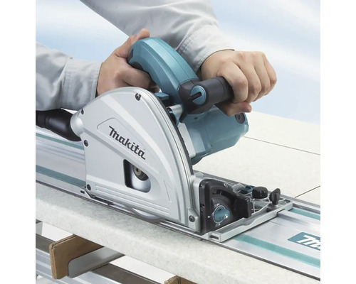 Makita Tauchsäge mit Führungsschiene im Einsatz