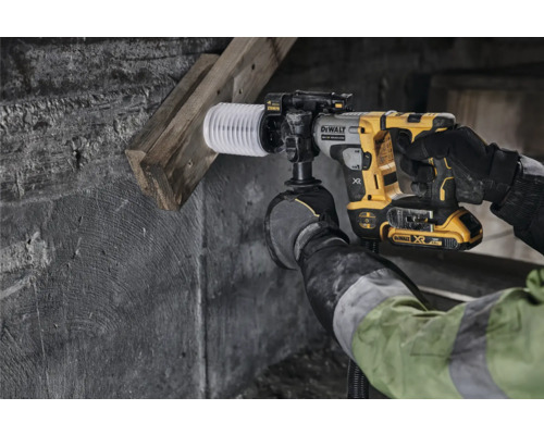 DeWalt Kernbohrmaschine mit Staubsaugeranschluss im Einsatz