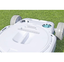 Detailansicht eines Rasenmähers auf Gras