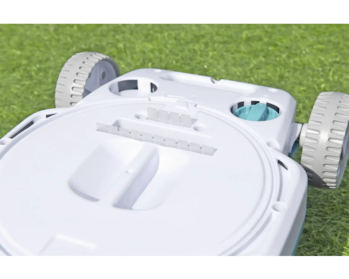 Detailansicht eines Rasenmähers auf Gras