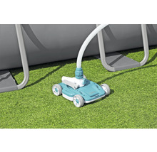 Automatischer Poolreiniger mit Schlauch neben einem Pool