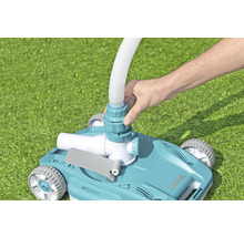 Bestway Poolreinigungsgerät mit Schlauchanschluss auf Rasen