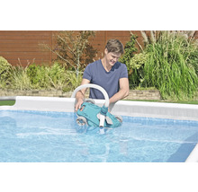 Mann setzt Poolreiniger in Pool ein
