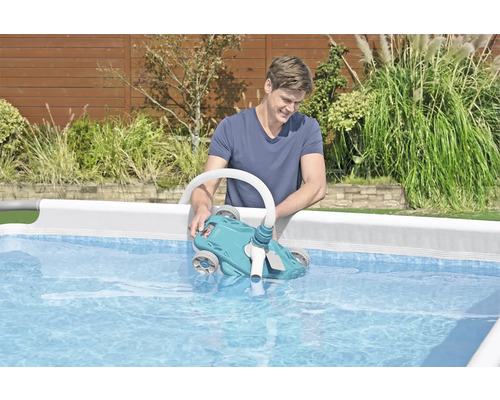 Mann setzt Poolreiniger in Pool ein