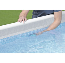 Mann reinigt Pool mit Bodenkescher