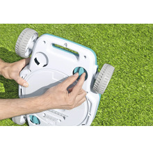Rasenmähroboter mit Bedienfeld auf Gras