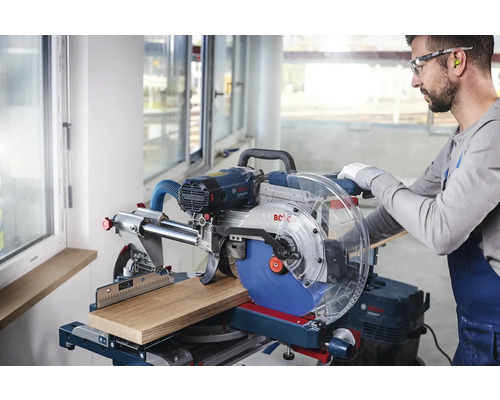 Gehrungssäge beim Schneiden eines Holzstücks