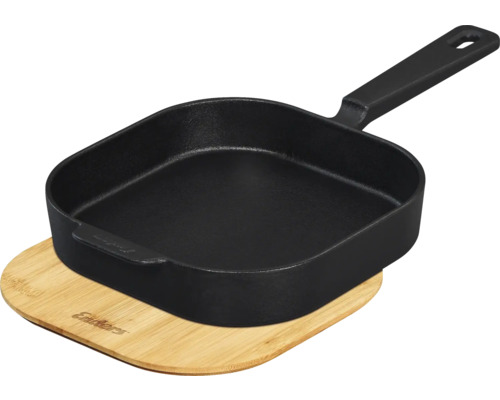 Schwarze Grillpfanne aus Gusseisen auf einem Bambusbrett