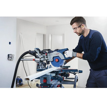 Mann mit Schutzbrille und Gehörschutz, der eine Bosch Kappsäge zum Schneiden eines Werkstücks verwendet