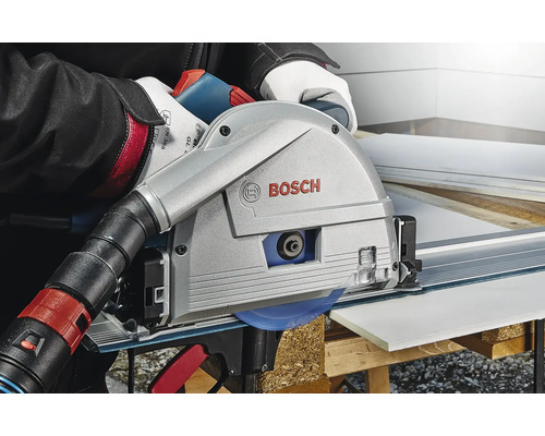 Bosch Logo auf einer Tauchsäge beim Schneiden eines Werkstücks.