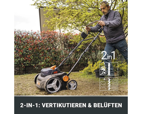 Mann vertikutiert Rasen mit einem 2-in-1 Vertikutierer und Belüfter im Garten.