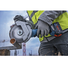 Eine Person schneidet mit einem Akku-Winkelschleifer ein Metallrohr. Bosch Logo.