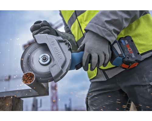 Eine Person schneidet mit einem Akku-Winkelschleifer ein Metallrohr. Bosch Logo.