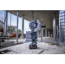 Akkubetriebener Winkelschleifer mit Trennscheibe und Staubabsaugung von Bosch auf einer Baustelle