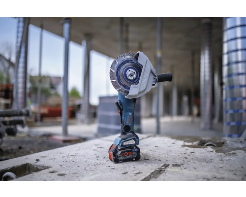 Akkubetriebener Winkelschleifer mit Trennscheibe und Staubabsaugung von Bosch auf einer Baustelle