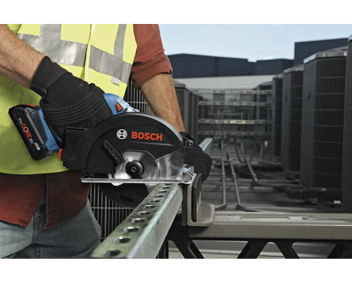 Bosch Logo. Arbeiter schneidet ein Metallrohr mit einer Bosch Metallsäge