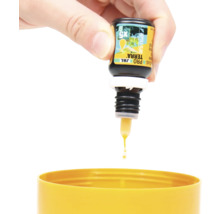 Hand tropft JBL Pro Terra Reptile Fluid Dünger in gelben Behälter