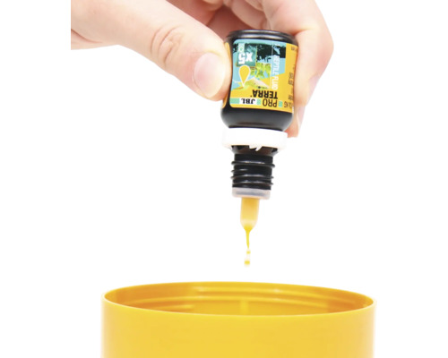 Hand tropft JBL Pro Terra Reptile Fluid Dünger in gelben Behälter